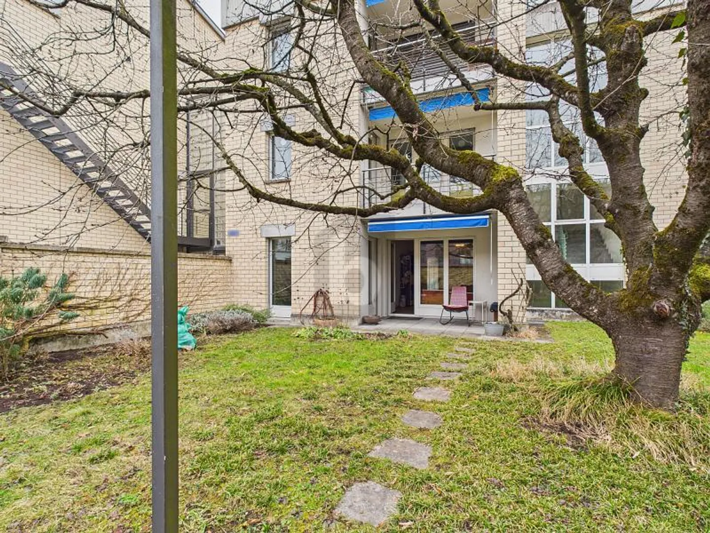 CENTRAL LOCATION WITH GARDEN SEATING - Photo 5 of 6