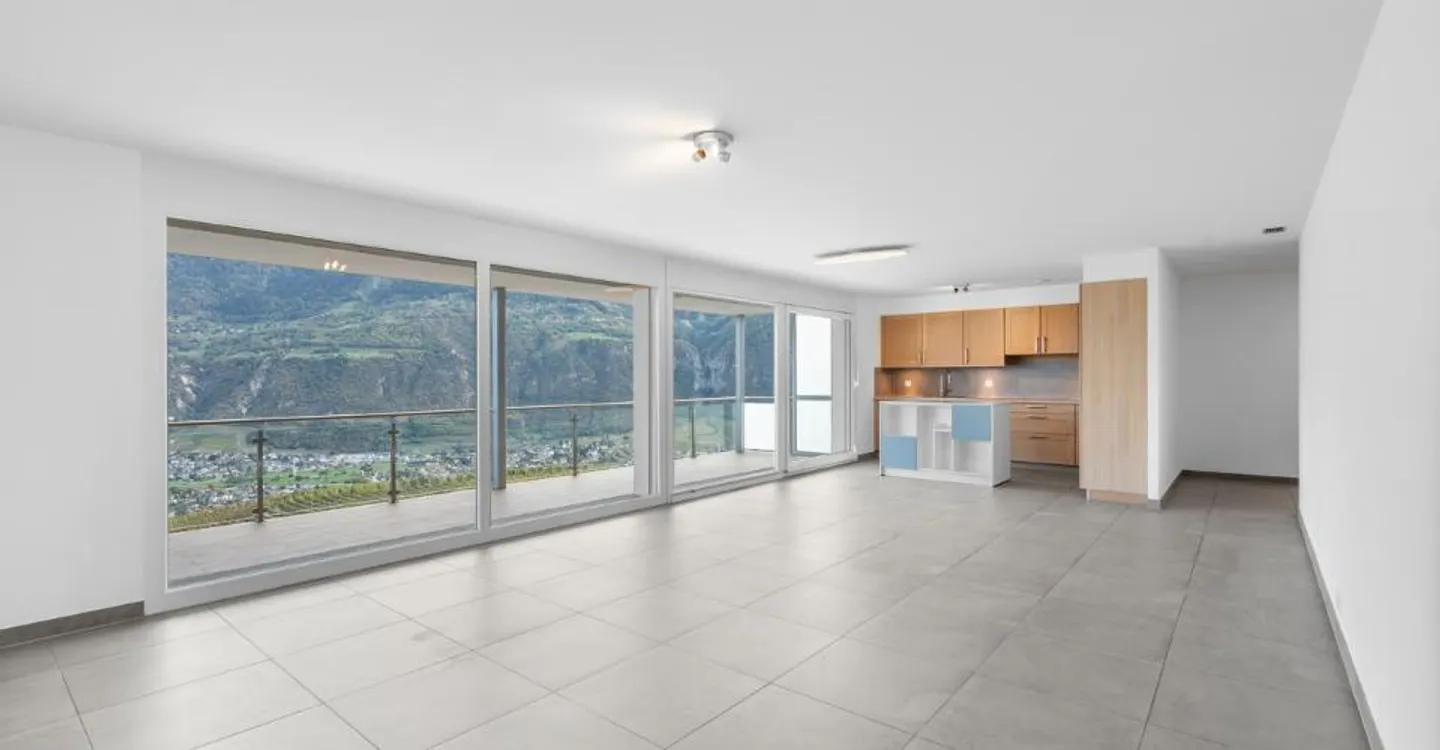 Sublime 4.5 Room Apartment with Large Balcony and Panoramic View - Photo 3 of 13