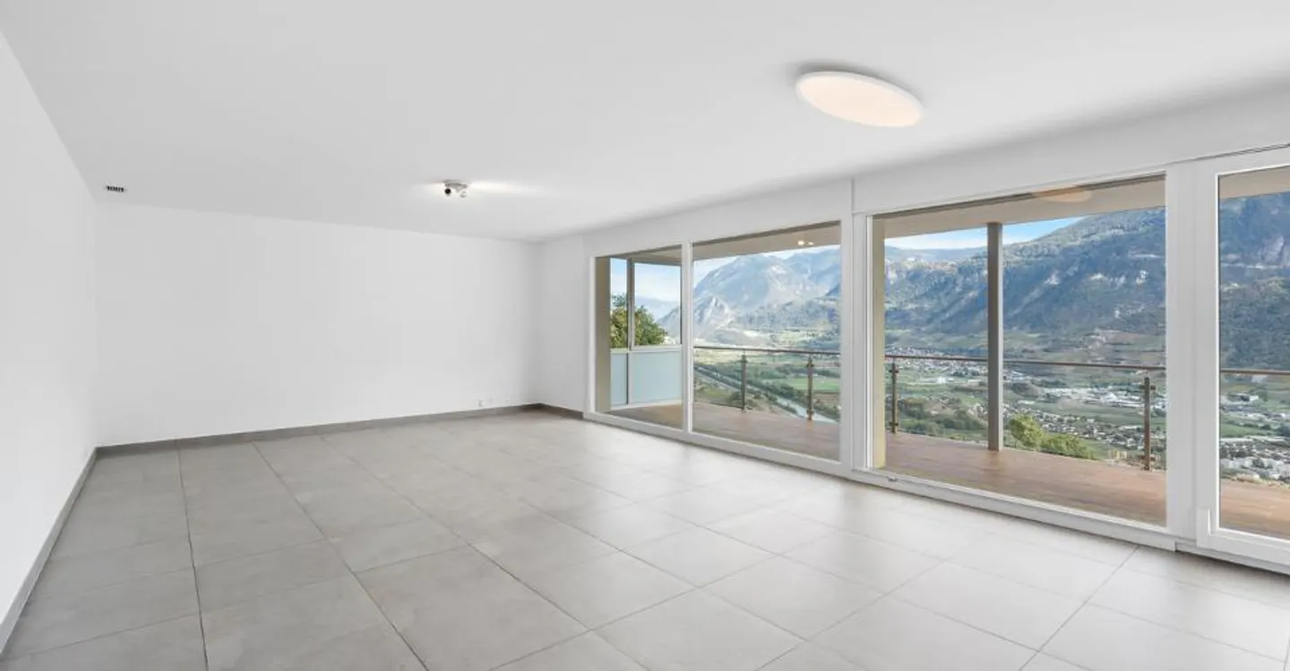 Sublime 4.5 Room Apartment with Large Balcony and Panoramic View - Photo 5 of 13