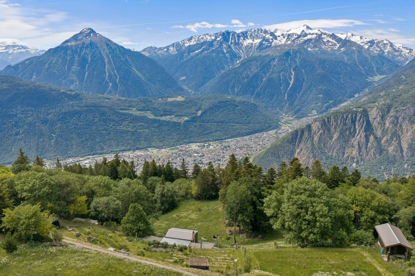 Detached chalet with 3.5 rooms in the midst of the Valais nature - Photo 1 of 13