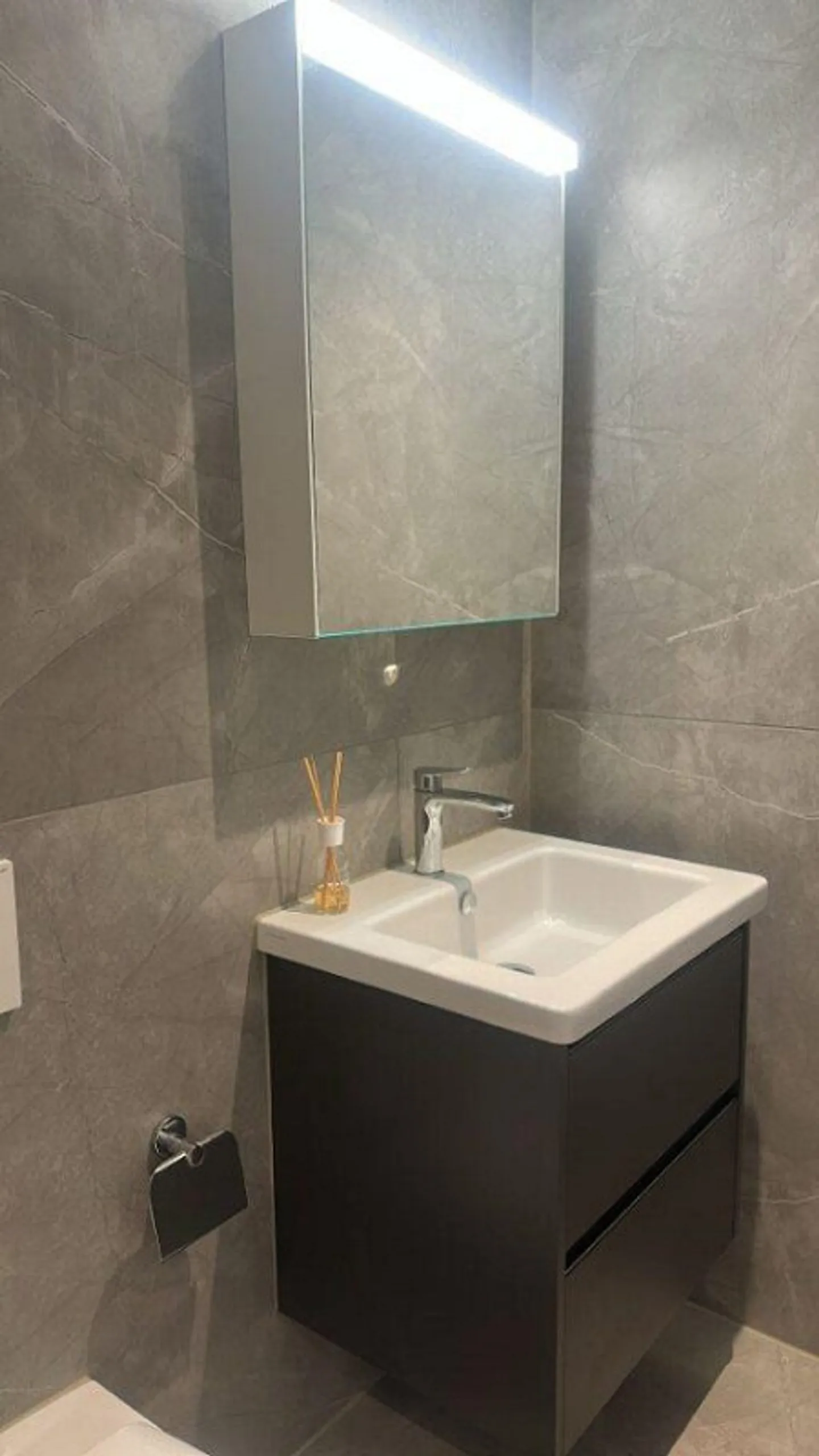 Stylish living in the heart of Basel – Completely renovated 2.5-room apartment - Photo 5 of 8