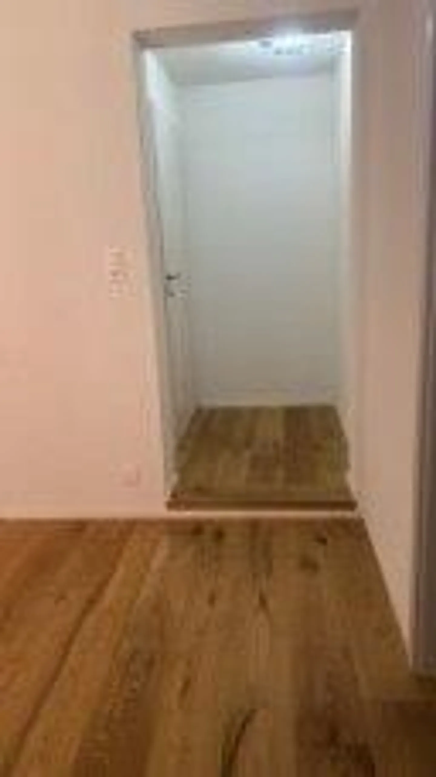 Stylish living in the heart of Basel – Completely renovated 2.5-room apartment - Photo 7 of 8