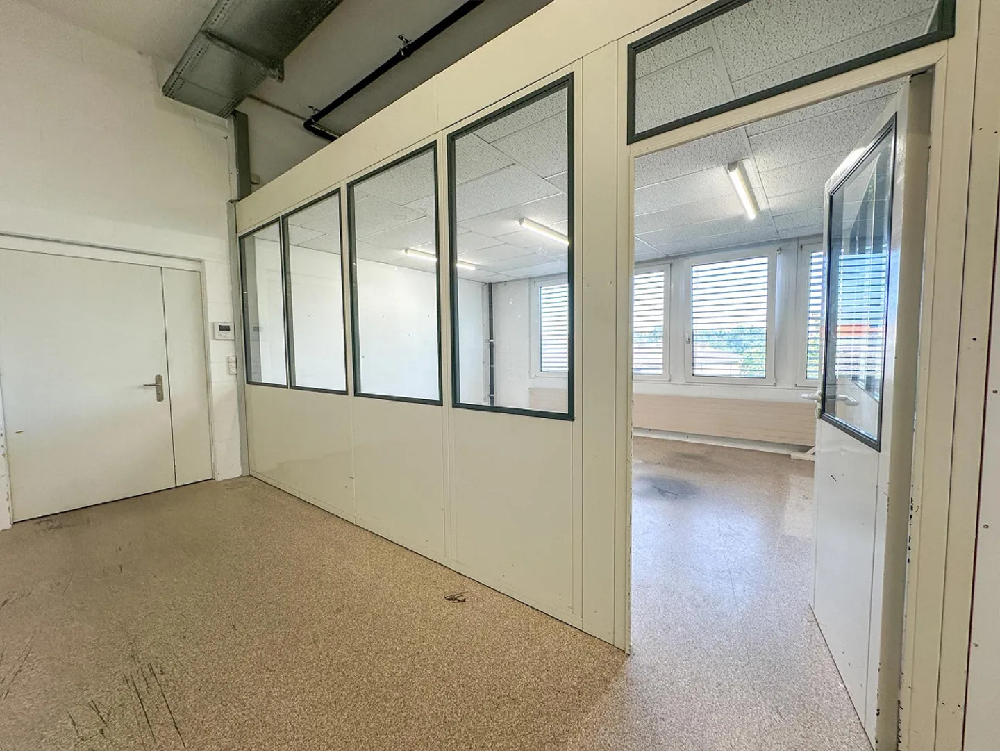 Gewerbefläche mit Büro - Foto 2 von 6