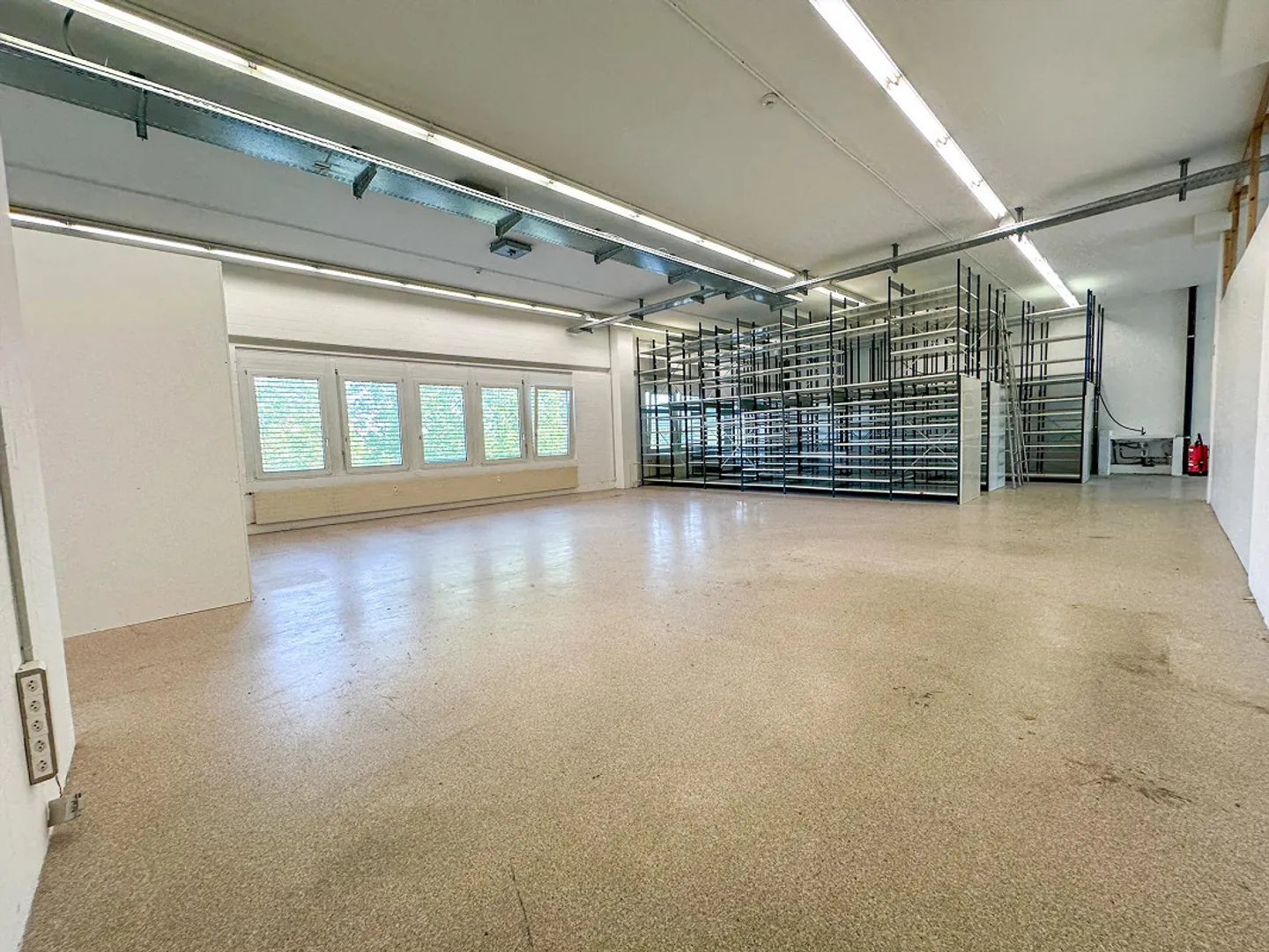 Gewerbefläche mit Büro - Foto 4 von 6