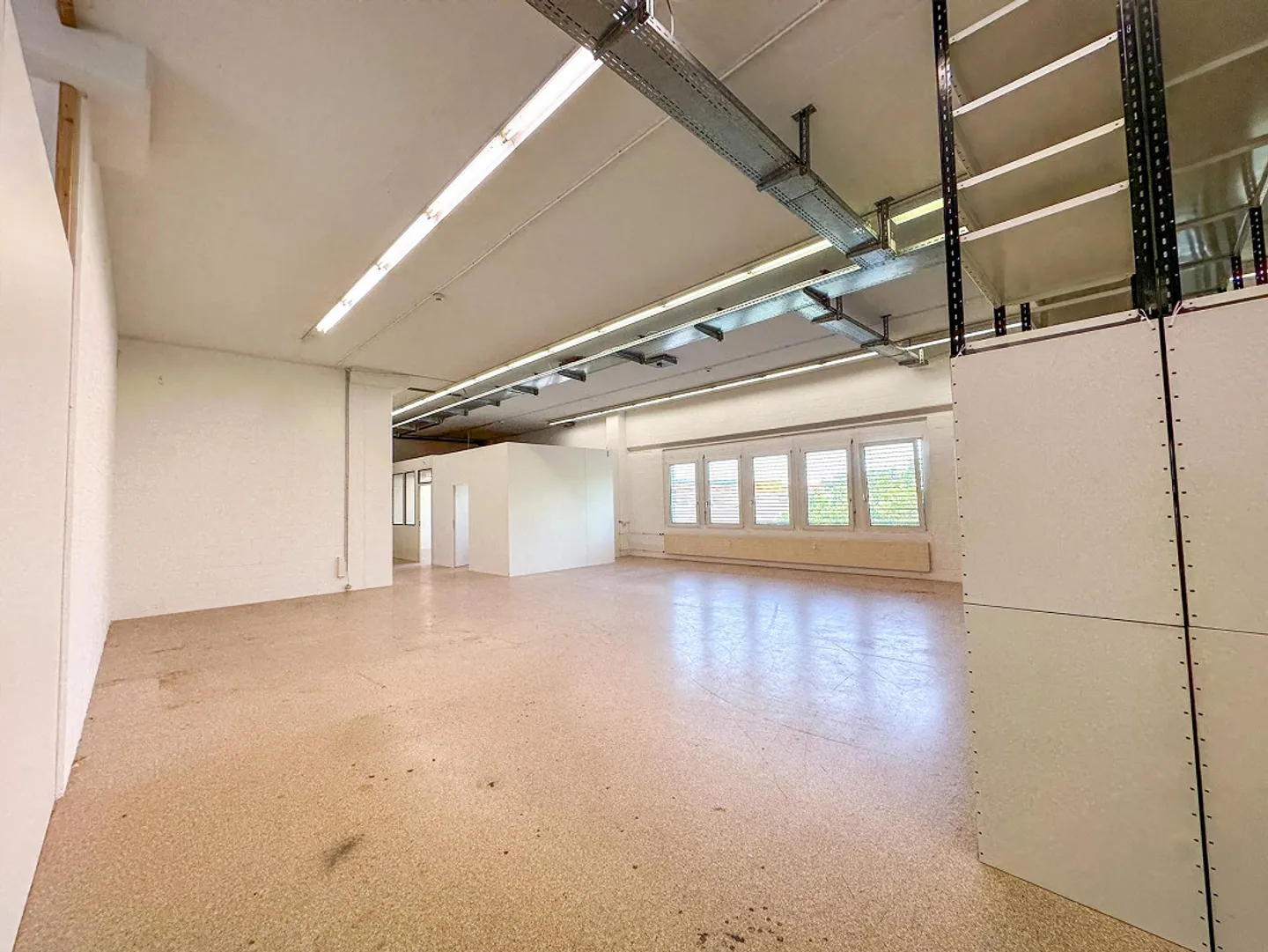 Gewerbefläche mit Büro - Foto 5 von 6