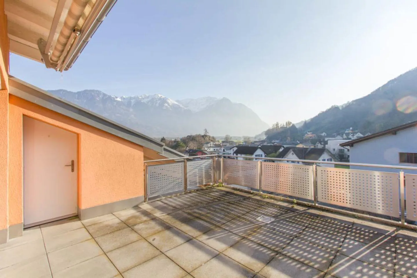 Helle Dachwohnung mit Aussicht - Foto 1 von 16