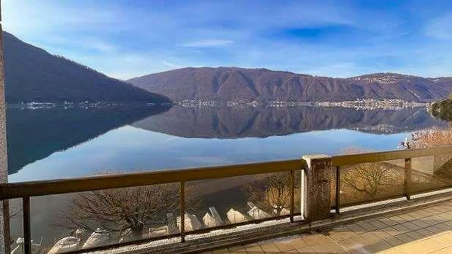 3.5 PIÈCES EN BORD DE LAC AVEC PISCINE - Photo 1 sur 12