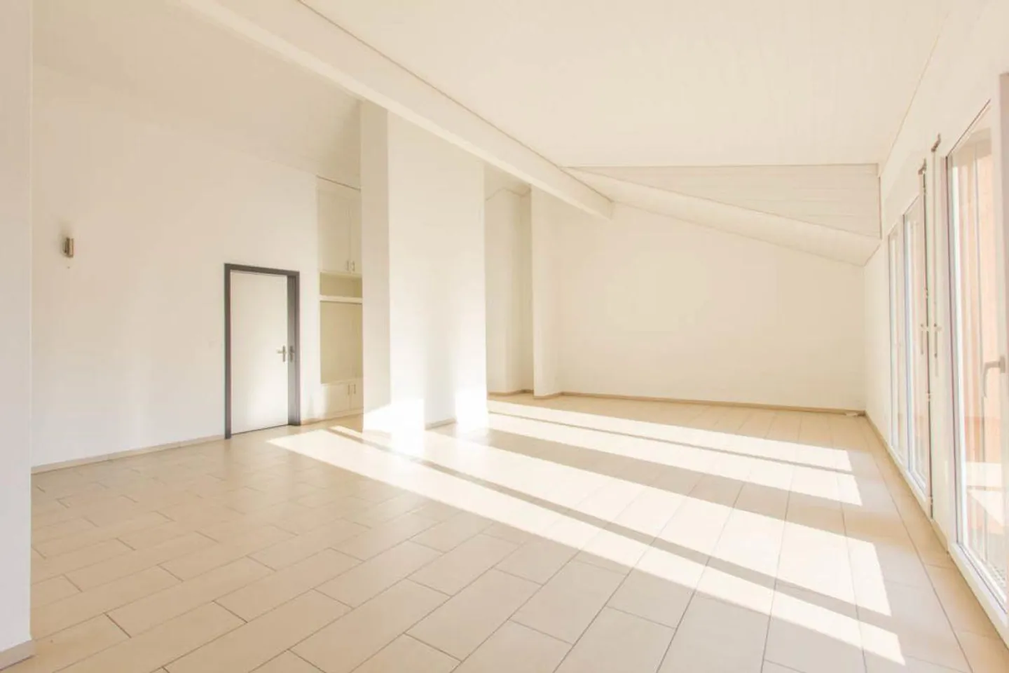 Helle Dachwohnung mit Aussicht - Foto 3 von 16