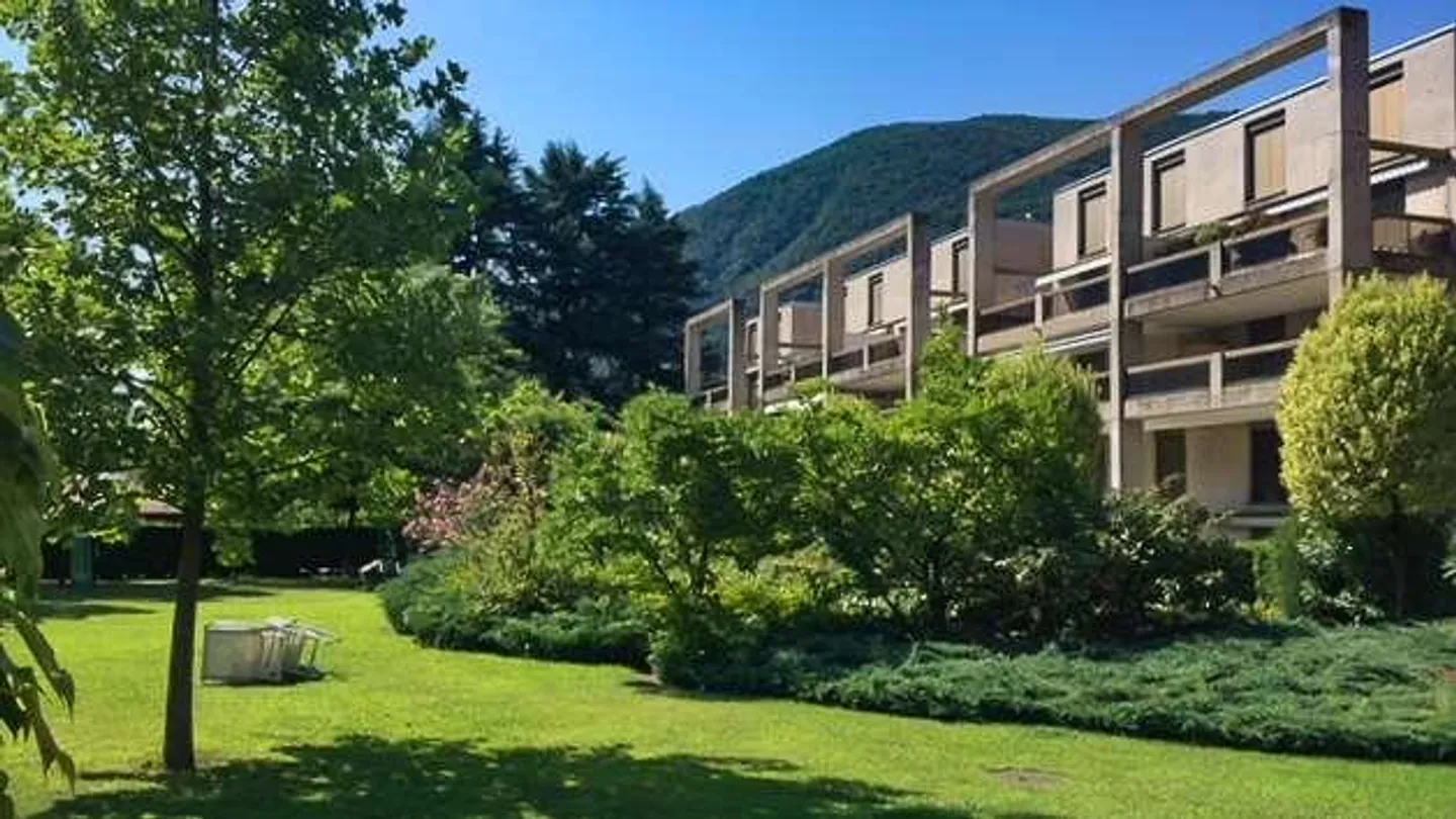 3.5 PIÈCES EN BORD DE LAC AVEC PISCINE - Photo 2 sur 12