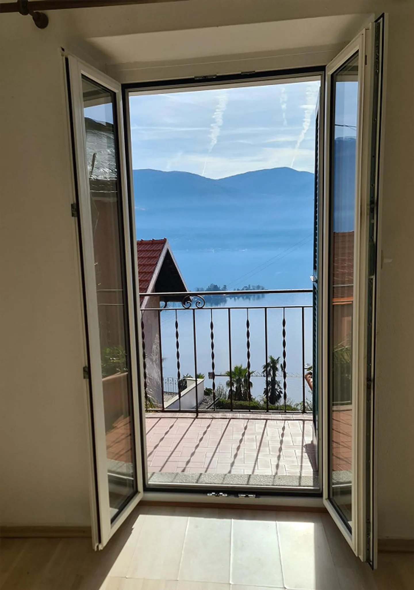 Cozy pied-à-terre with balcony overlooking the lake and Brissago Islands - Photo 1 of 4