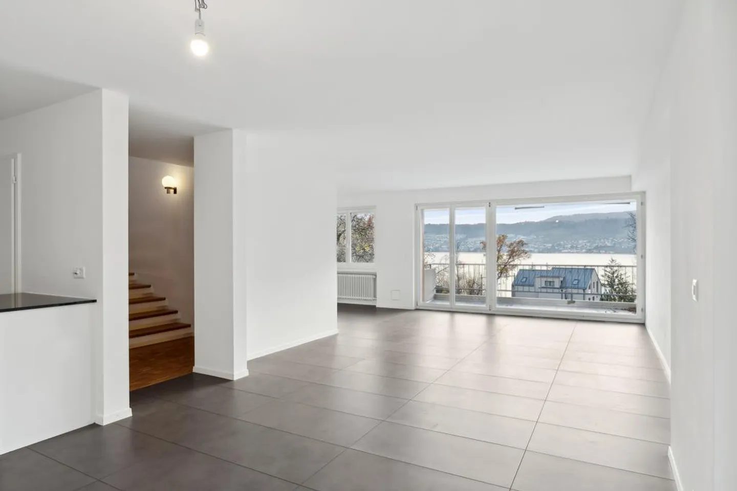 Doppeleinfamilienhaus mit viel Privatsphäre & Blick auf den Zürichsee - Foto 3 von 11