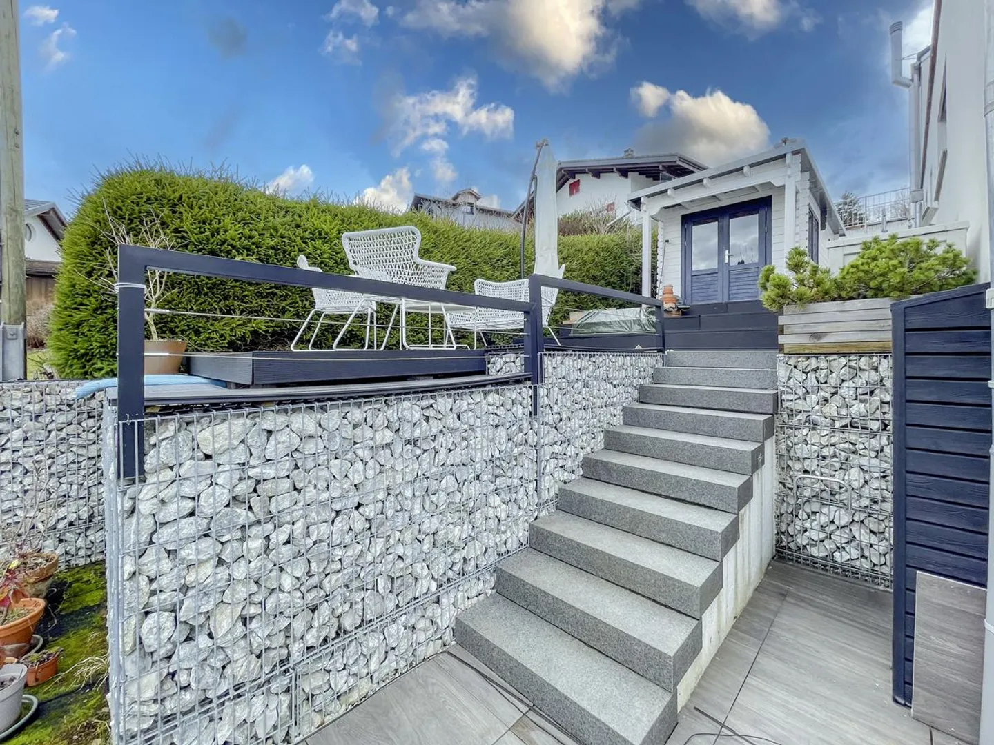 View, Garden and Comfort: Family House in Le Pâquier - Photo 3 of 13