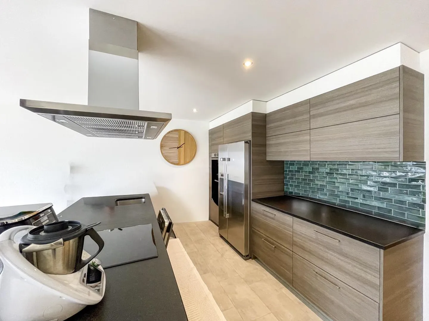 View, Garden and Comfort: Family House in Le Pâquier - Photo 5 of 13