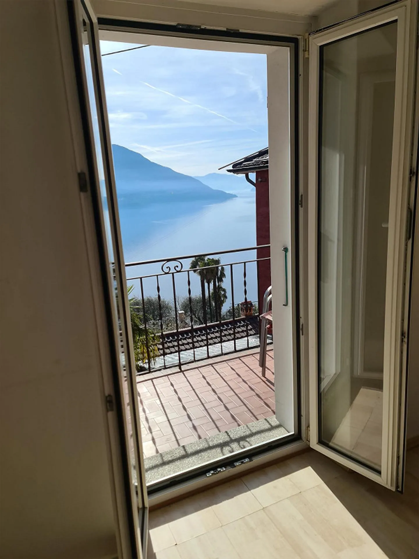 Cozy pied-à-terre with balcony overlooking the lake and Brissago Islands - Photo 2 of 4