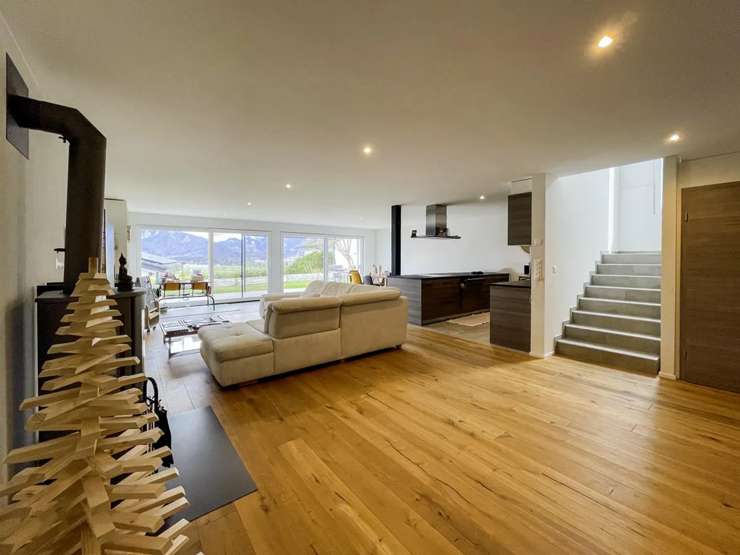 View, Garden and Comfort: Family House in Le Pâquier - Photo 6 of 13