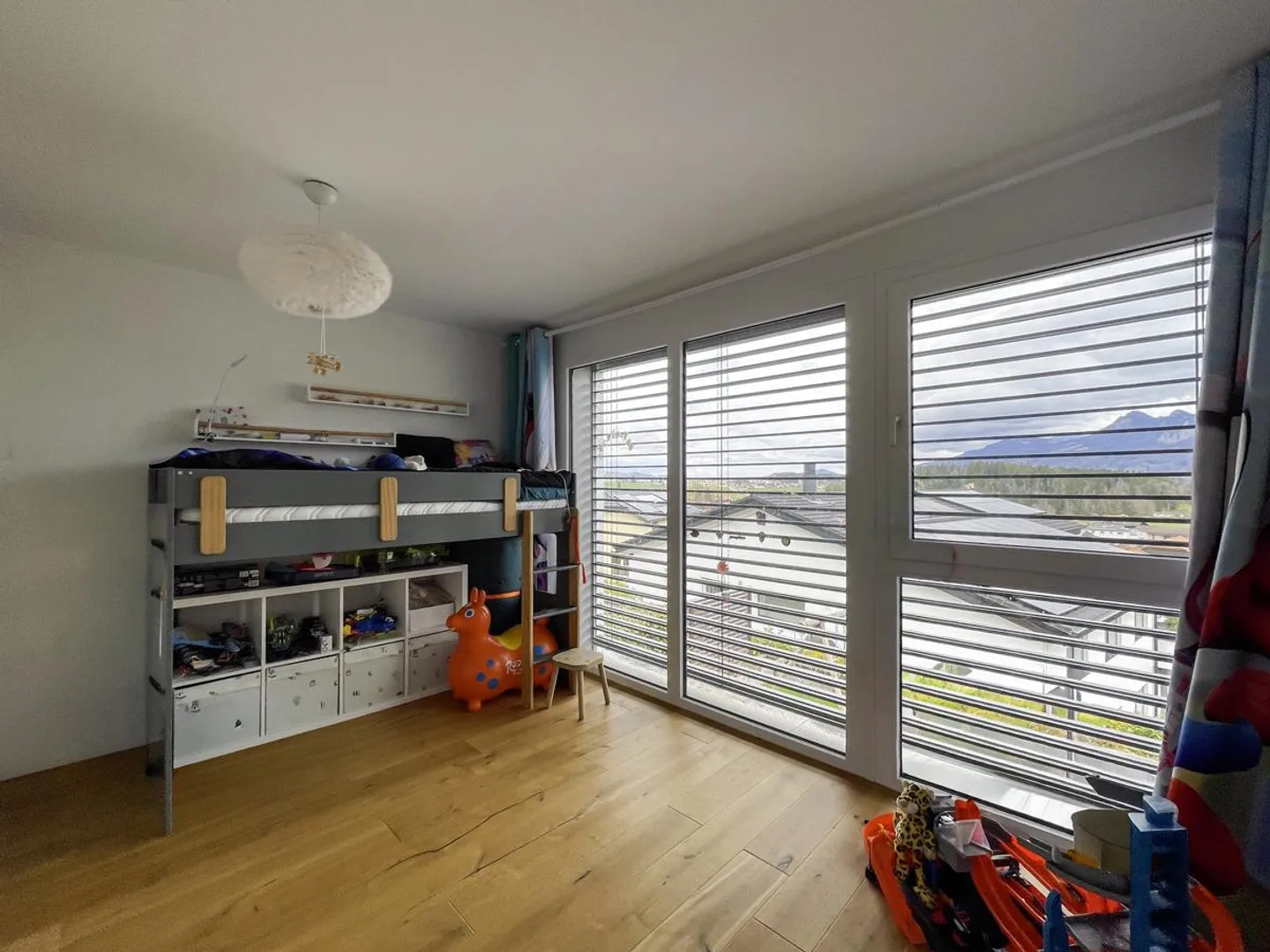 View, Garden and Comfort: Family House in Le Pâquier - Photo 11 of 13