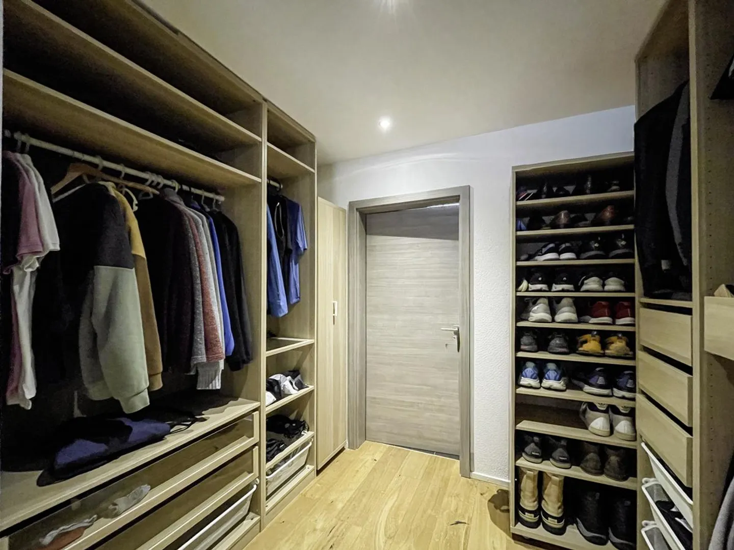 View, Garden and Comfort: Family House in Le Pâquier - Photo 12 of 13