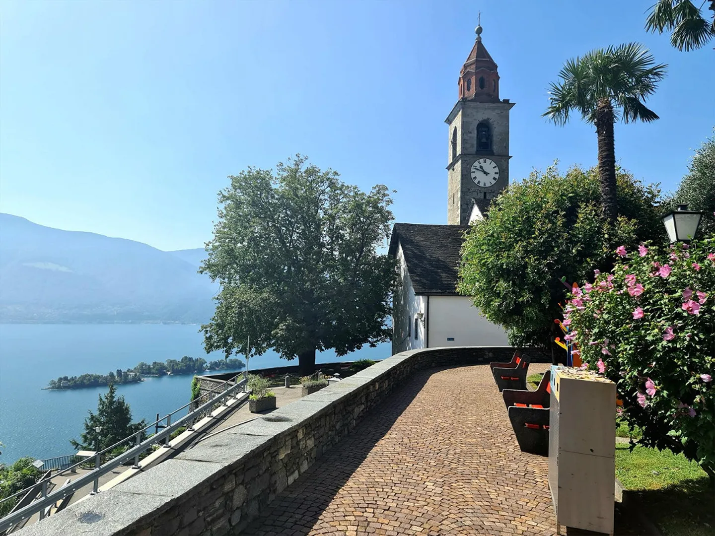 Cozy pied-à-terre with balcony overlooking the lake and Brissago Islands - Photo 4 of 4