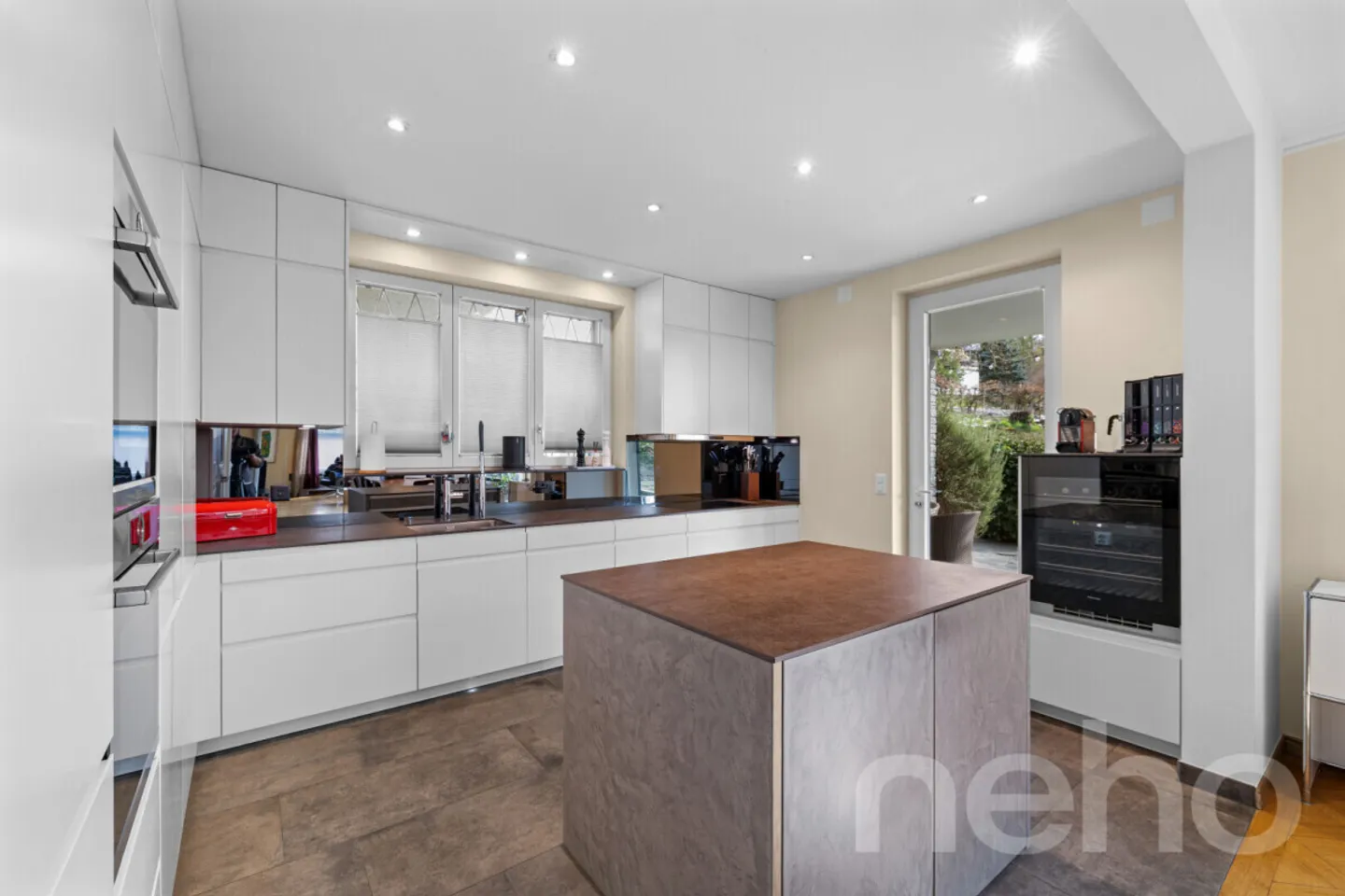 Exclusive 8-Room Villa with Additional Single-Family House on 1,624m² - Photo 5 of 13