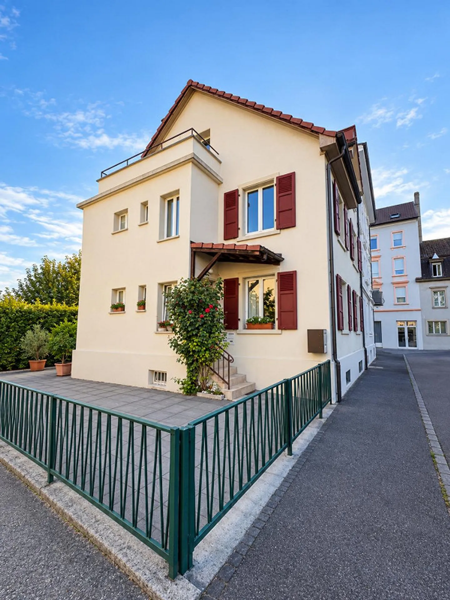 Appartamento duplex 5.5 locali con balcone, giardino e posto auto - Foto 1 di 15