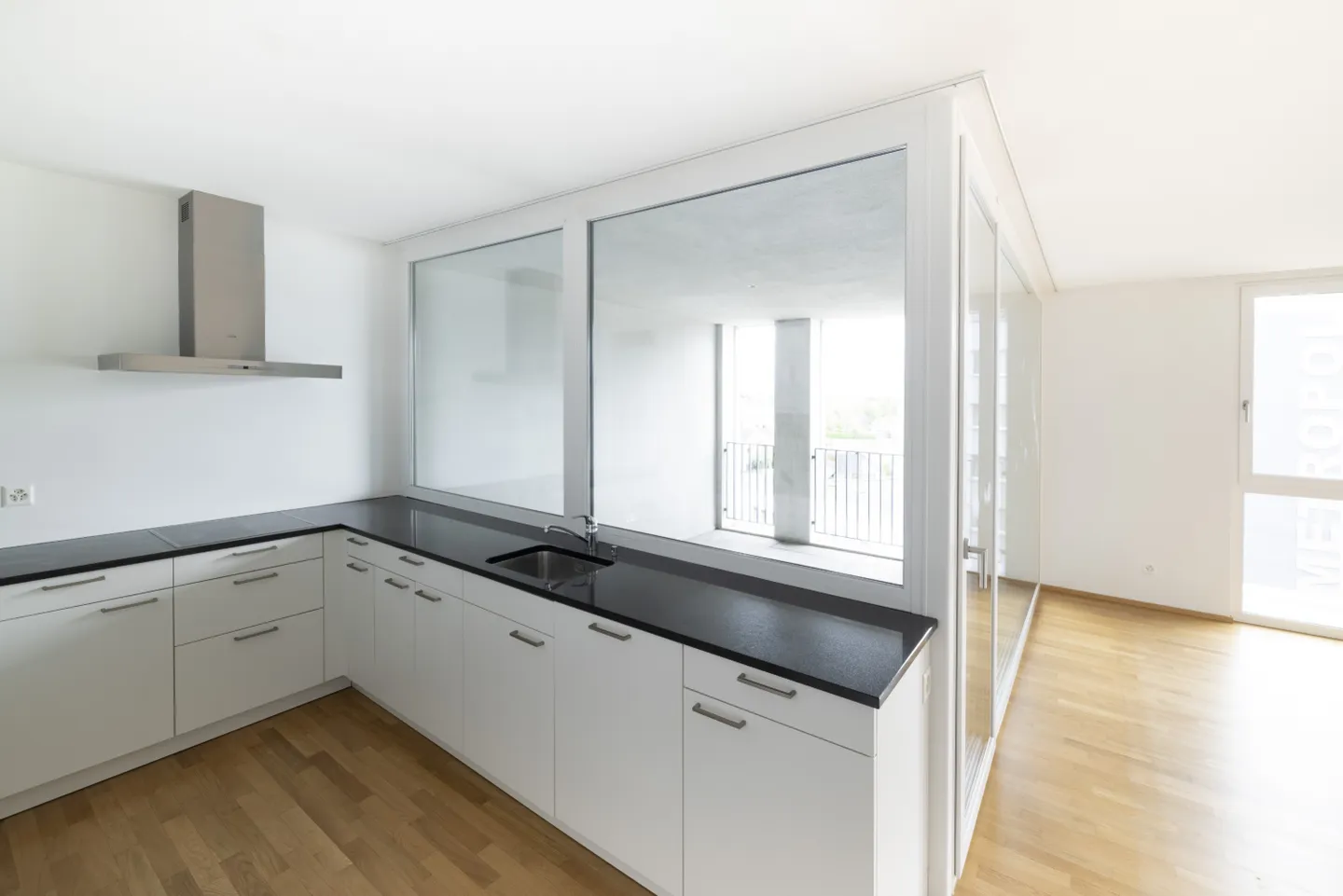 Appartamento moderno con loggia - Foto 3 di 8