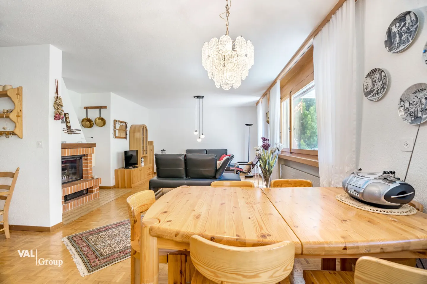 Light-flooded apartment with two balconies and breathtaking views - Photo 3 of 12