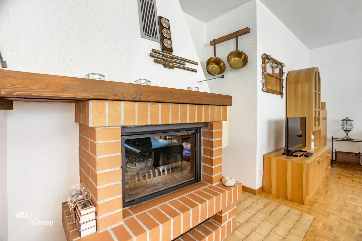 Light-flooded apartment with two balconies and breathtaking views - Photo 4 of 12