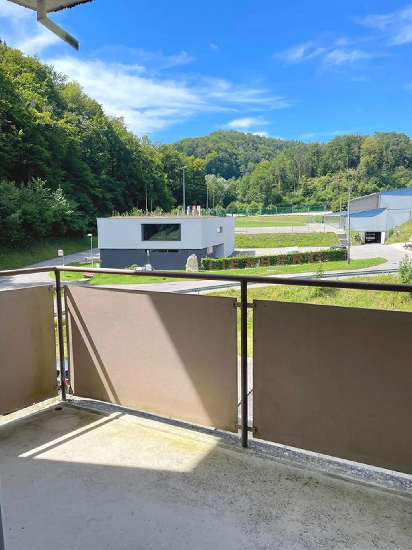 Appartement dans un environnement verdoyant avec balcon - Photo 1 sur 10