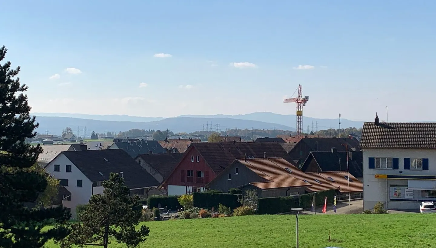 Lichtdurchflutete Dachwohnung mit Galerie - Wohnen über den Dächern von Brütten - Foto 2 von 16