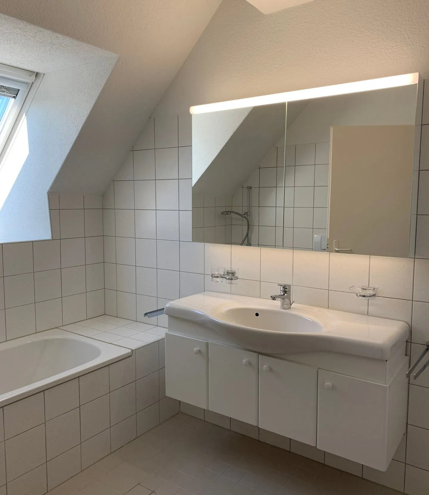 Lichtdurchflutete Dachwohnung mit Galerie - Wohnen über den Dächern von Brütten - Foto 4 von 16