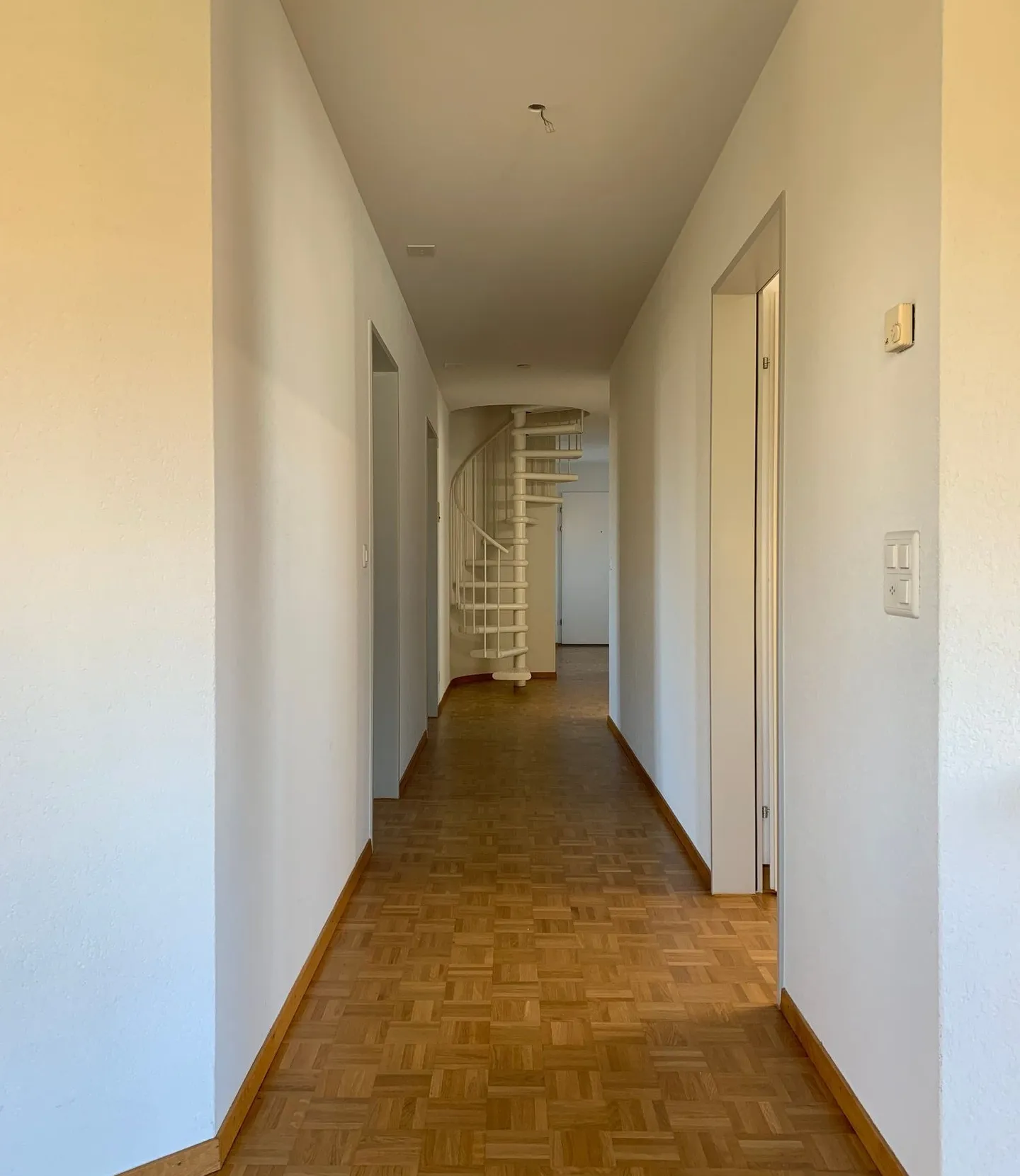 Lichtdurchflutete Dachwohnung mit Galerie - Wohnen über den Dächern von Brütten - Foto 8 von 16