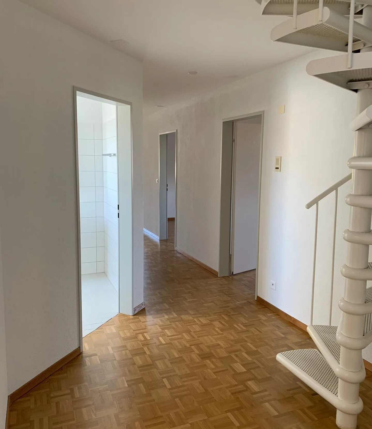 Lichtdurchflutete Dachwohnung mit Galerie - Wohnen über den Dächern von Brütten - Foto 7 von 16