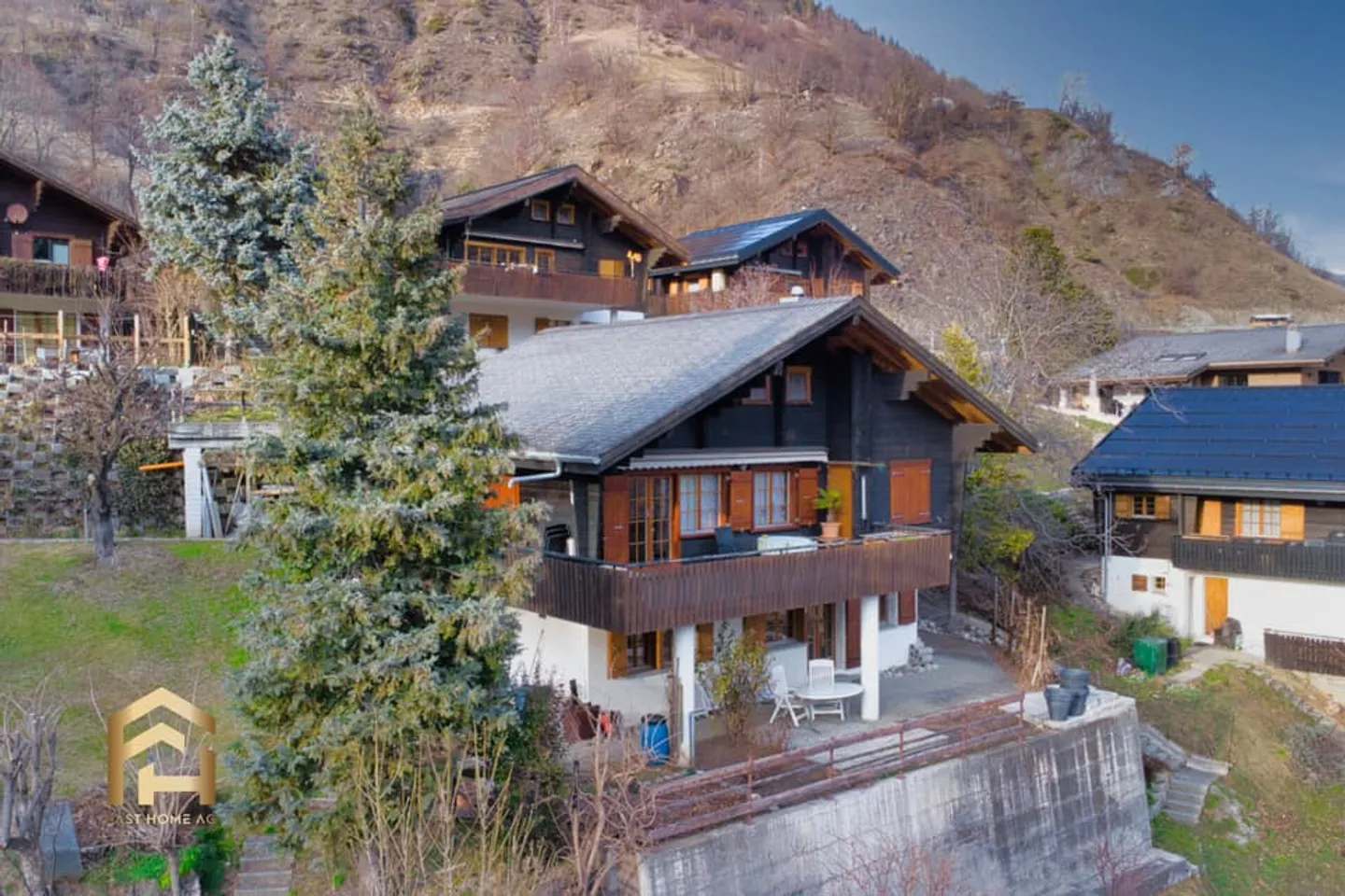 Sonniges Chalet mit Einliegerwohnung und Ausbaupotenzial - Foto 1 di 13
