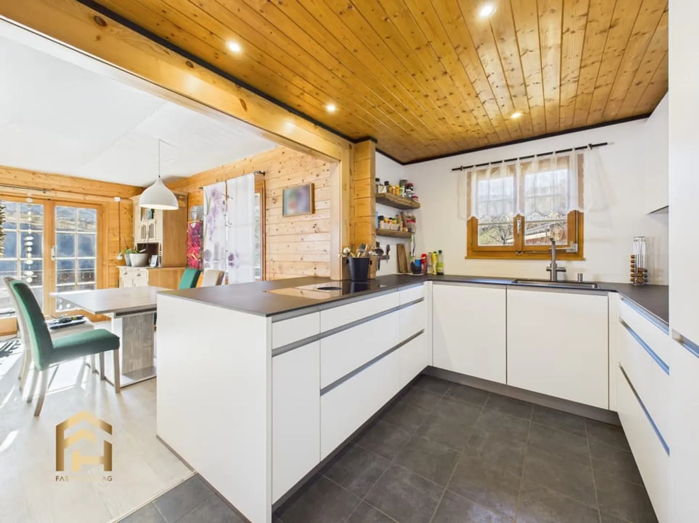 Sonniges Chalet mit Einliegerwohnung und Ausbaupotenzial - Foto 6 di 13