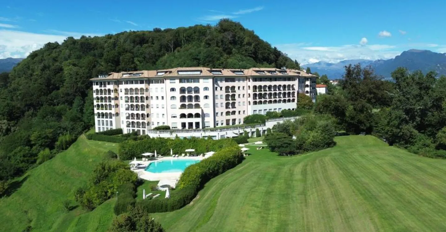 Luxury property with lake view and exclusive services in a 5-star resort - Photo 1 of 12