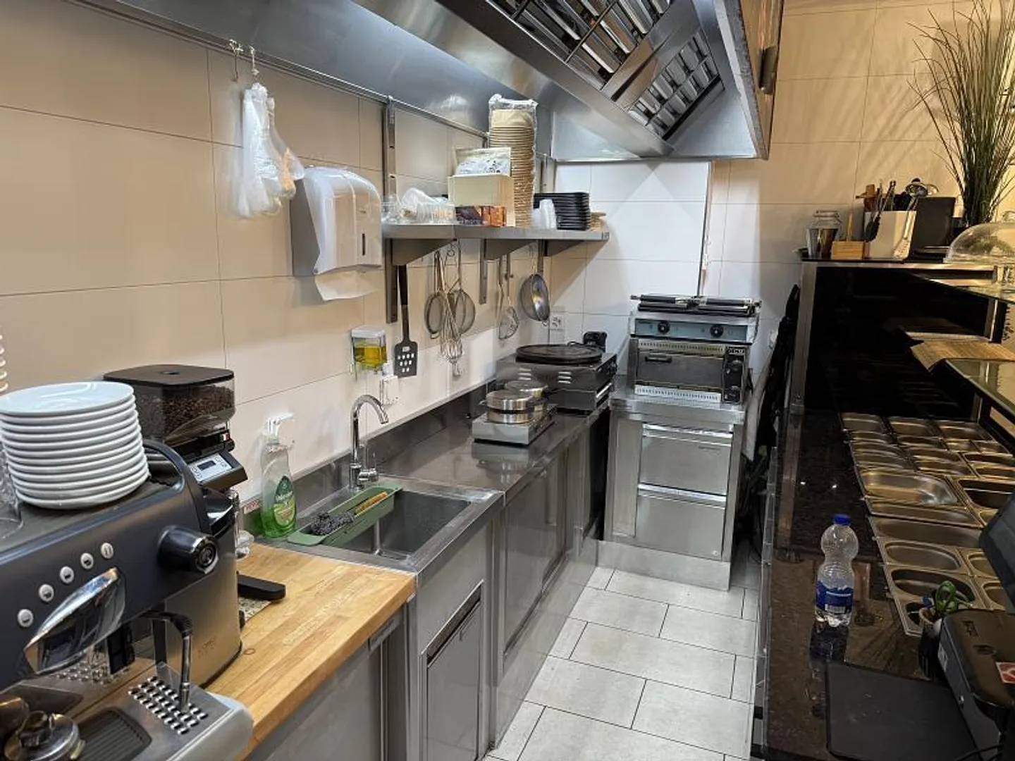 PRIME LOCATION WITH HIGH FOOTFALL - Photo 4 of 6