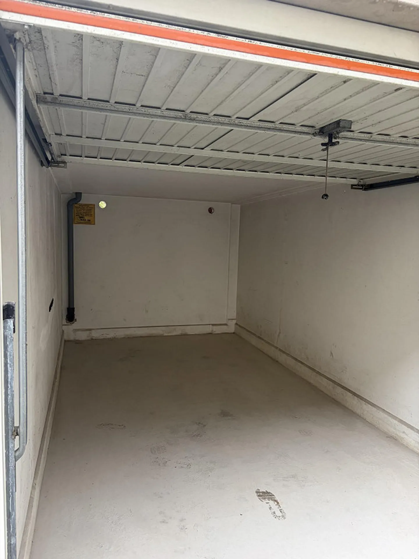 Single garage box for rent - Photo 2 of 3