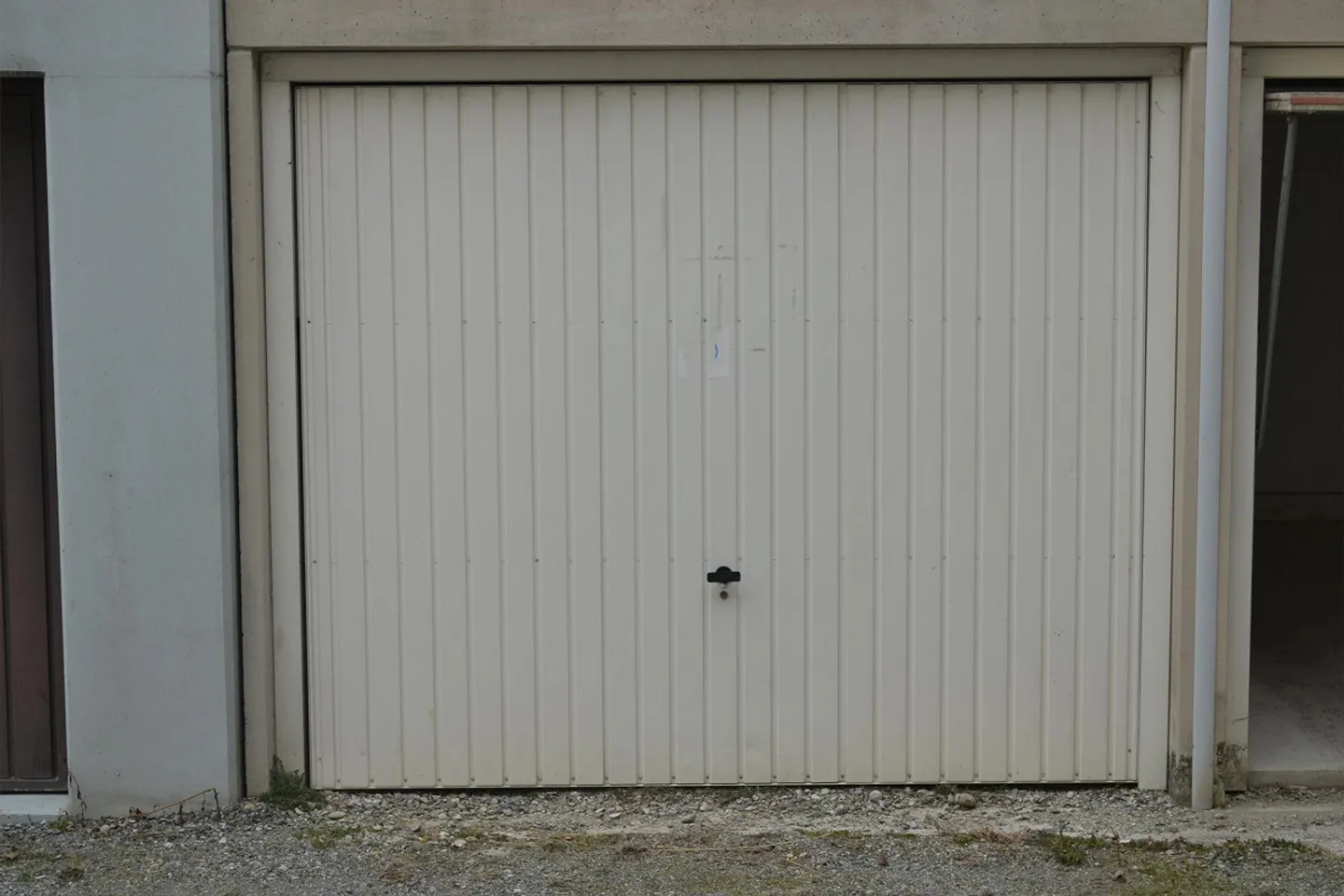 Single garage box for rent - Photo 3 of 3