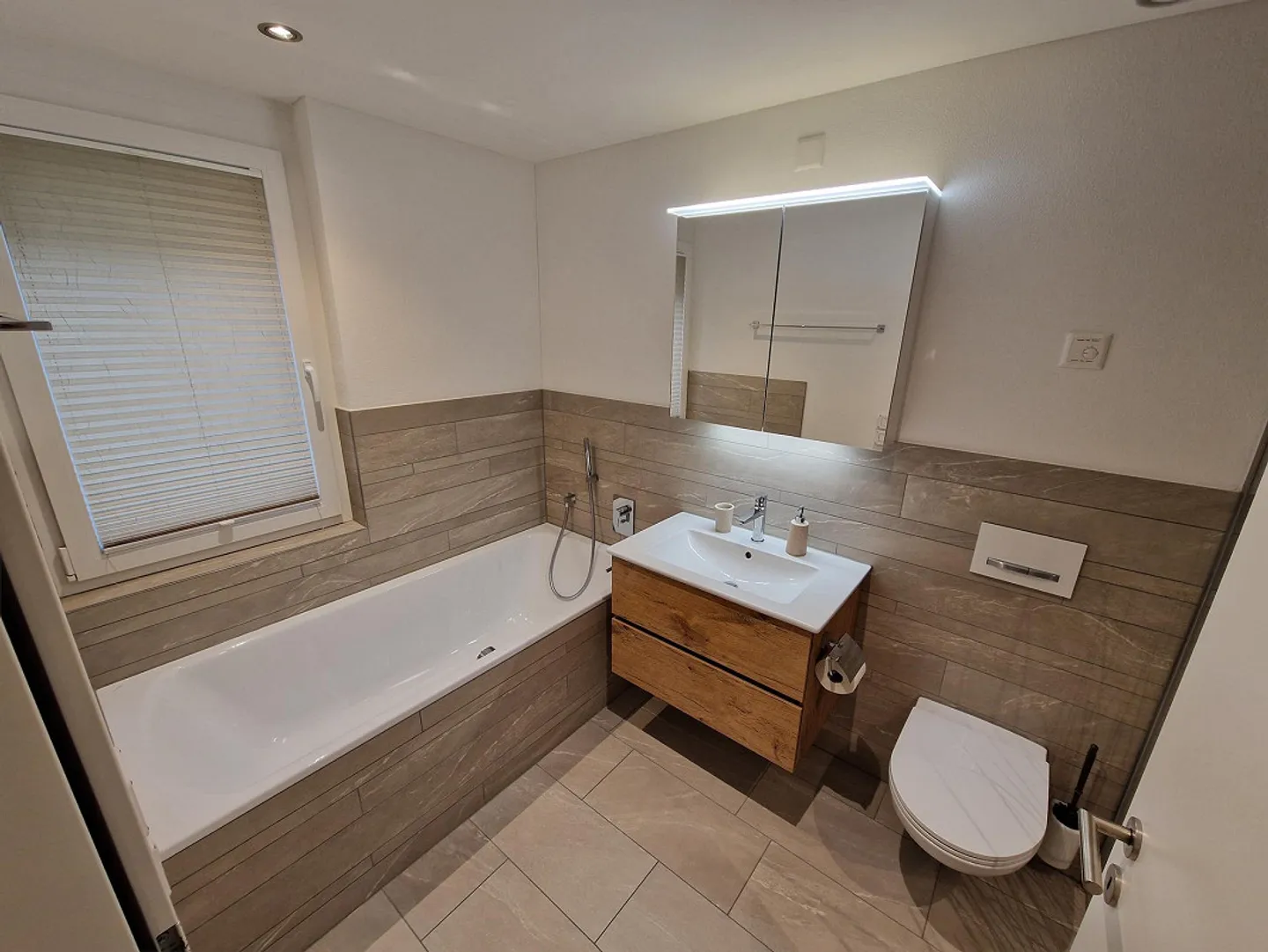 Modern, high-quality Minergie garden apartment with large terrace - Photo 6 of 10