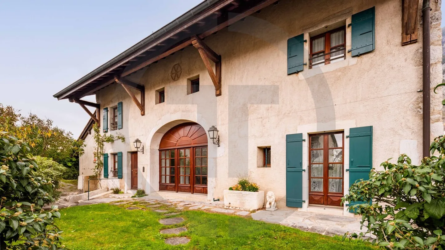 Magnificent farmhouse in the heart of Veyrier - Photo 2 of 12