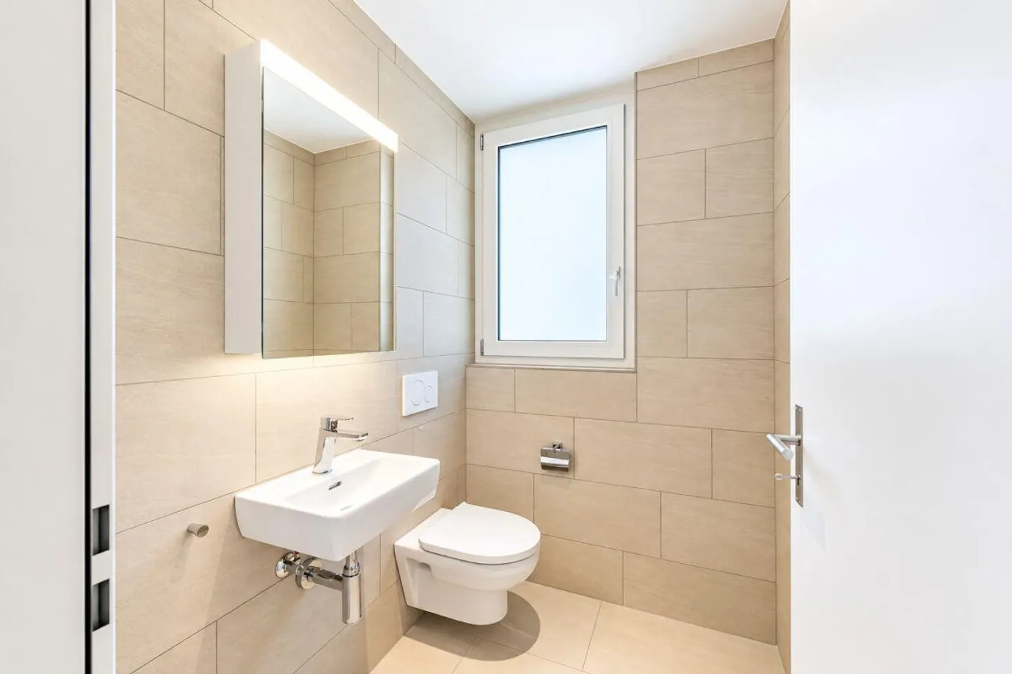 Exclusive new apartment with large terrace - Photo 8 of 13
