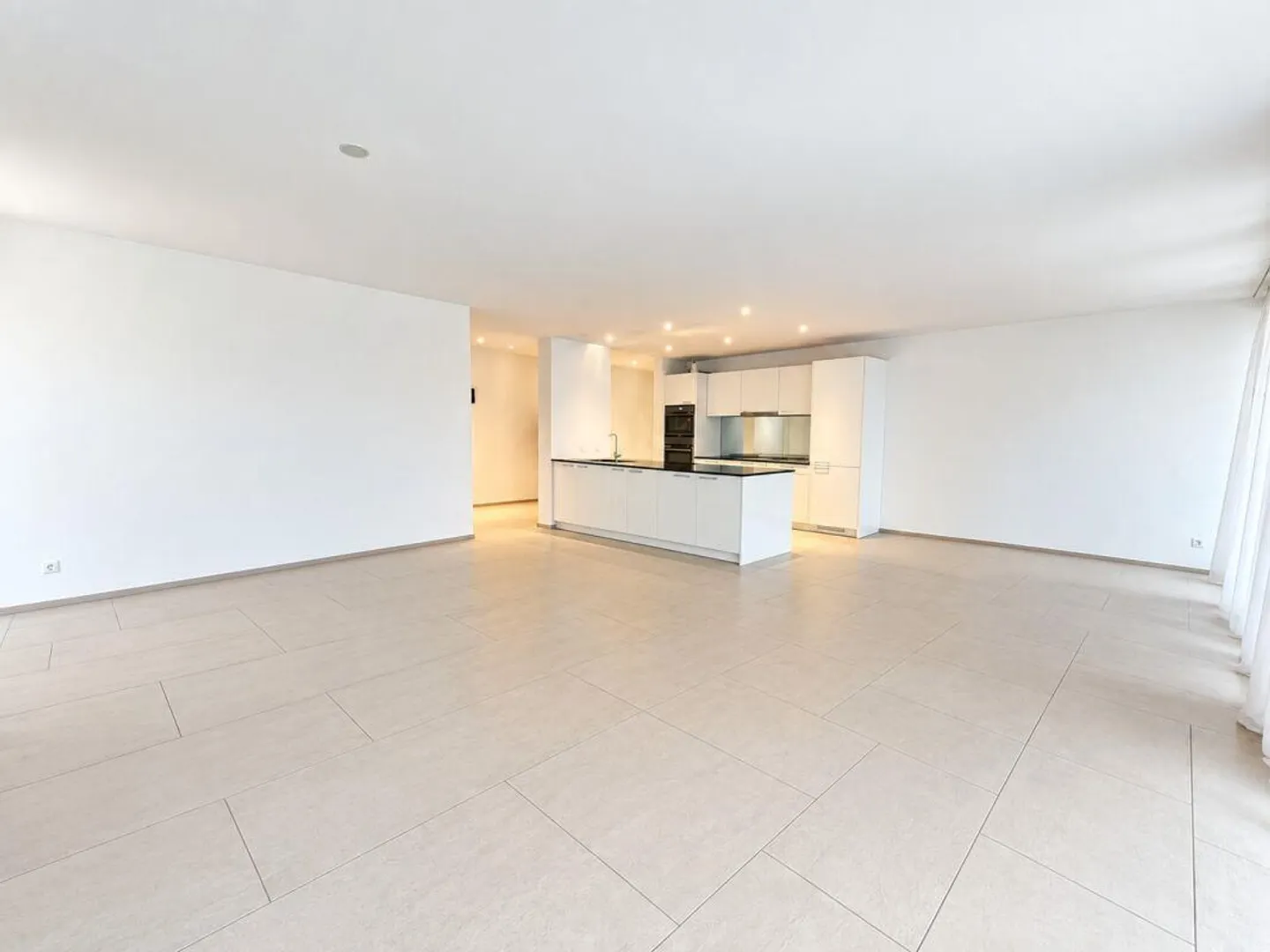 Exclusive new apartment with large terrace - Photo 2 of 13
