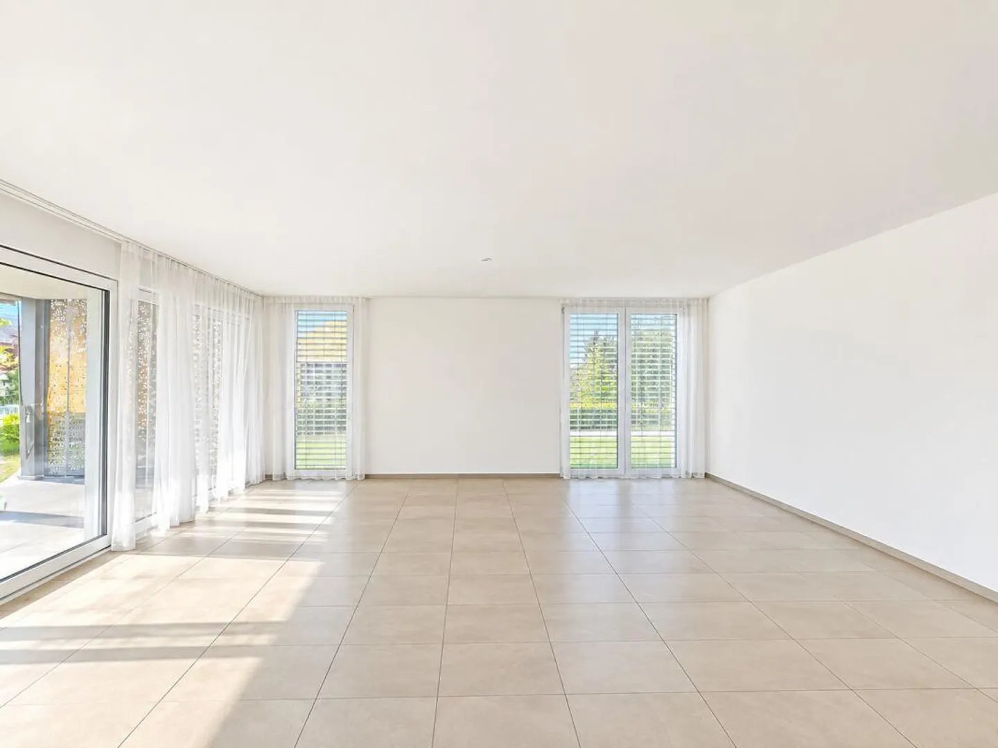 Exclusive new apartment with large terrace - Photo 3 of 13