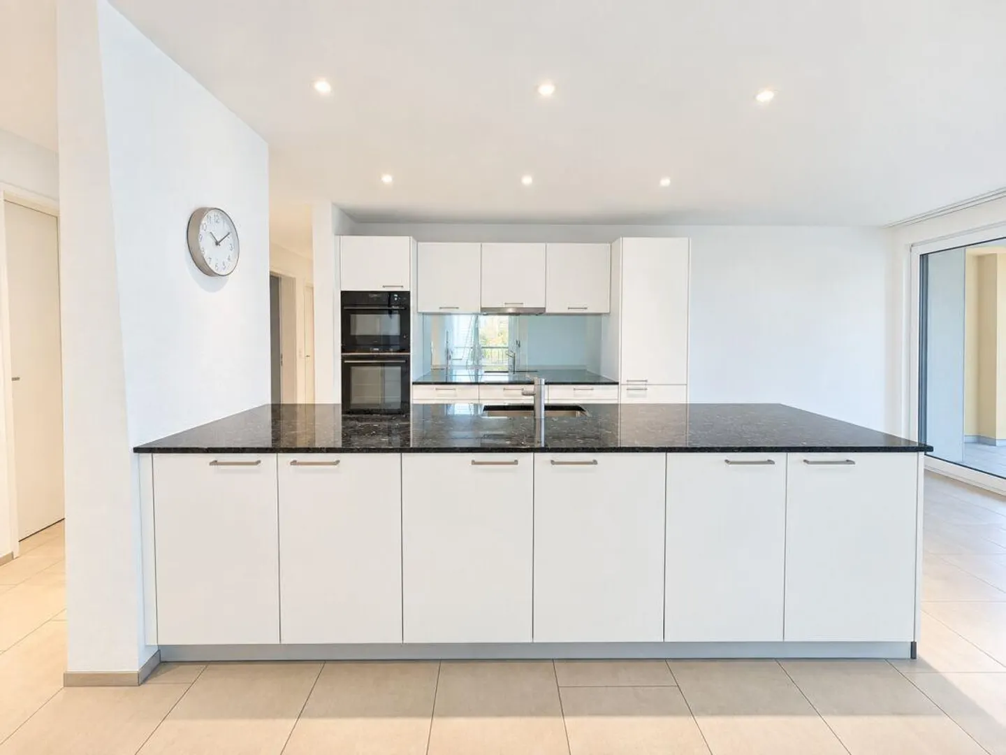 Exclusive new apartment with large terrace - Photo 5 of 13