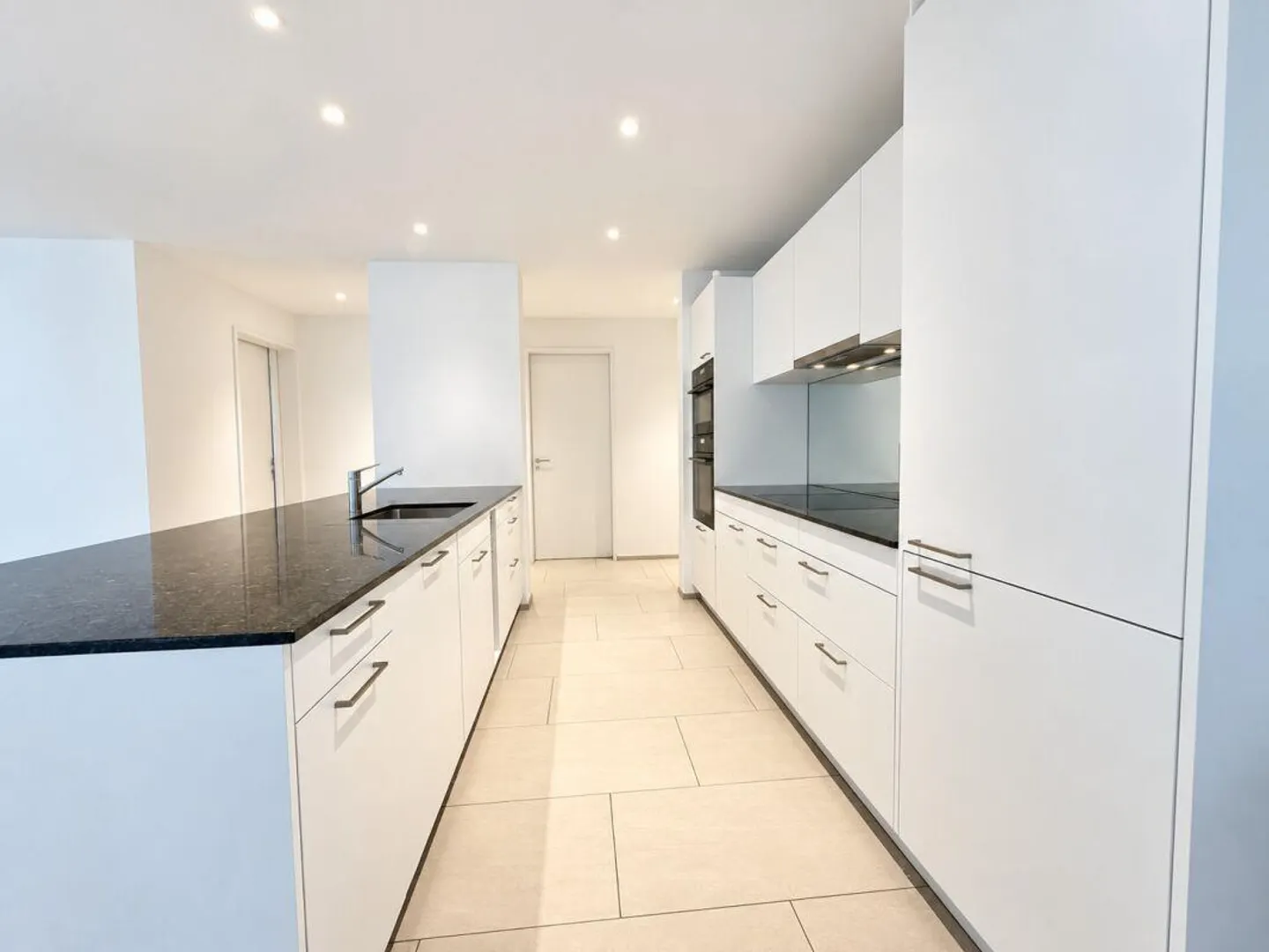 Exclusive new apartment with large terrace - Photo 6 of 13