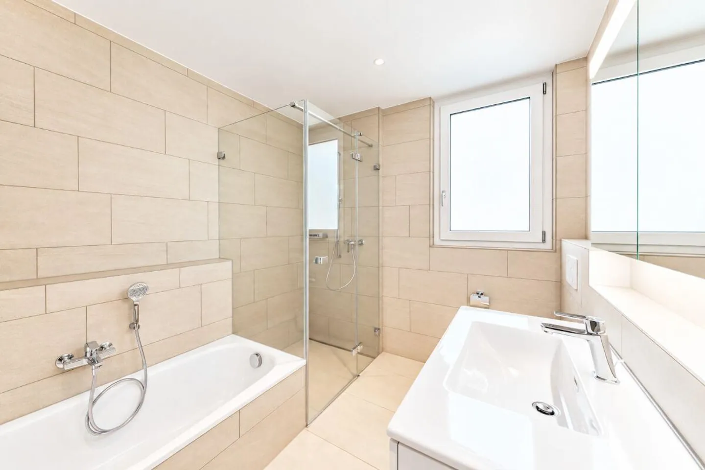 Exclusive new apartment with large terrace - Photo 7 of 13