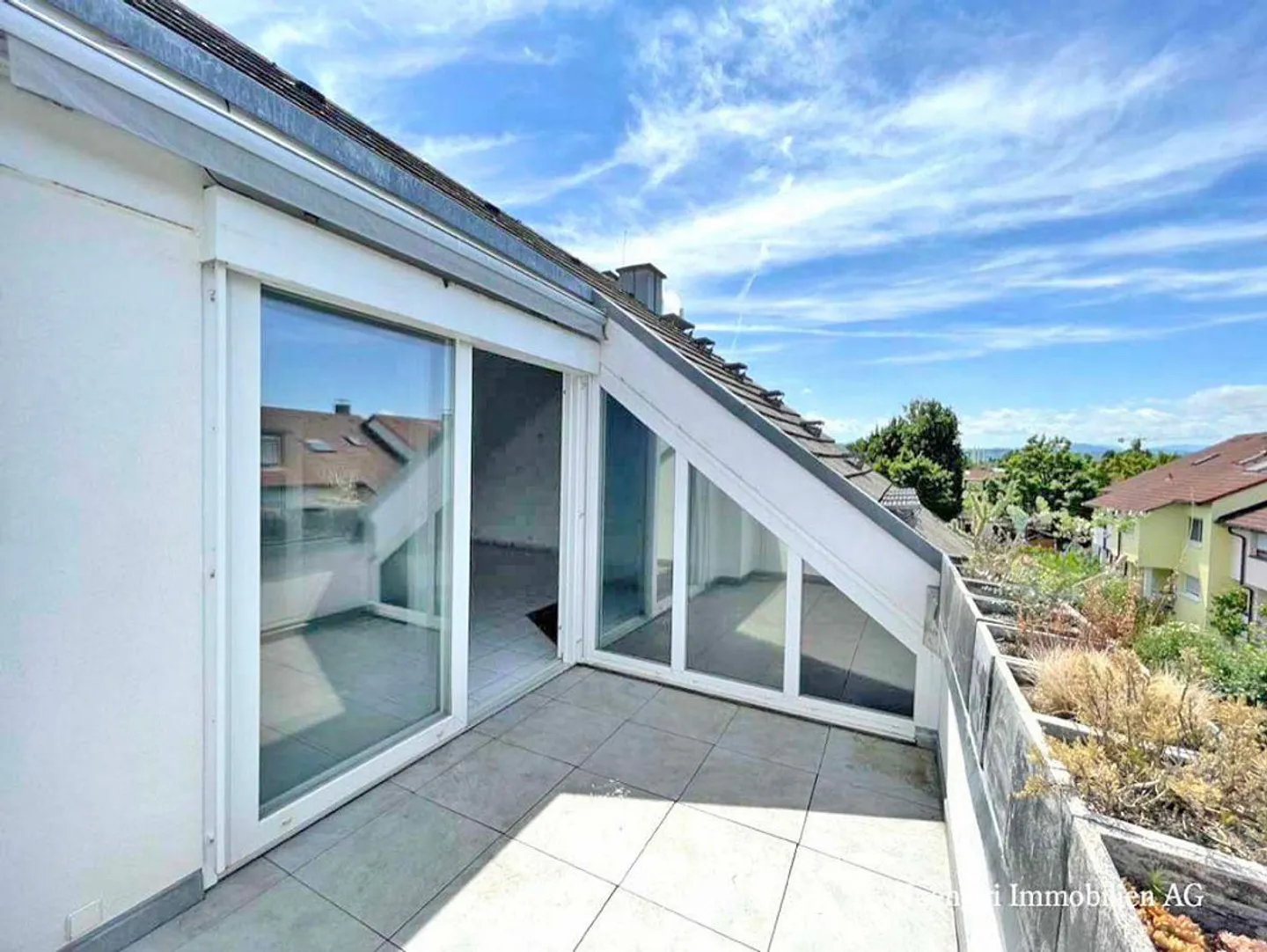 APPARTAMENTO MAISONETTE 4 1/2 STANZE DI ALTA QUALITÀ CON UNA BELLA VISTA - Foto 2 di 13