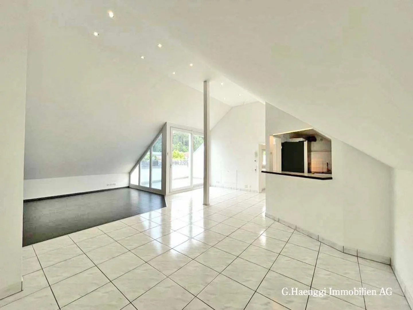 APPARTAMENTO MAISONETTE 4 1/2 STANZE DI ALTA QUALITÀ CON UNA BELLA VISTA - Foto 6 di 13