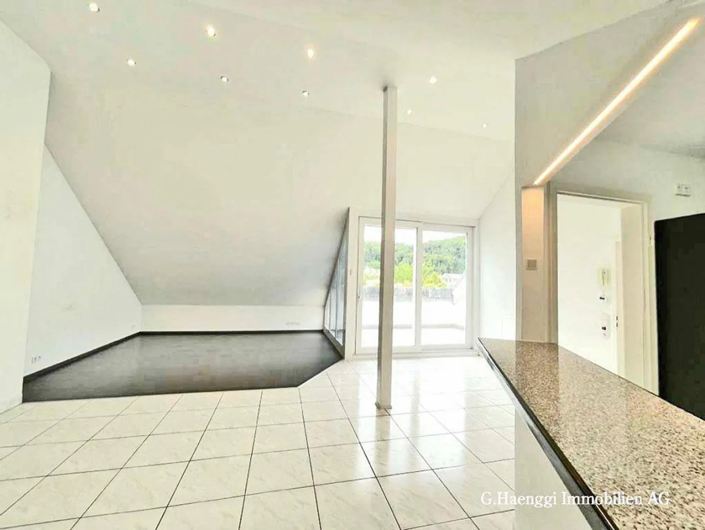 APPARTAMENTO MAISONETTE 4 1/2 STANZE DI ALTA QUALITÀ CON UNA BELLA VISTA - Foto 7 di 13