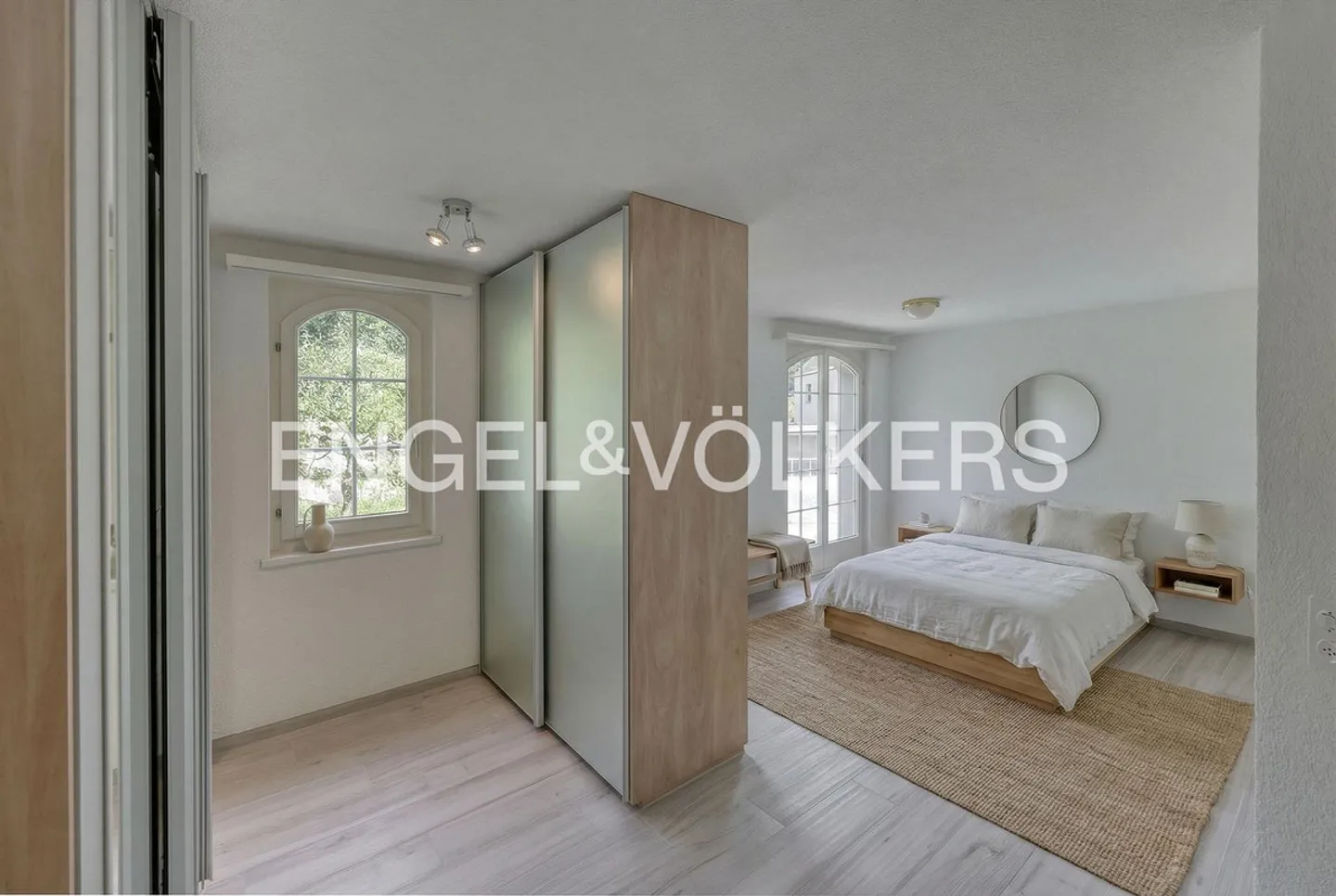 Spacious, classic and modern - Living with a view - Photo 5 of 9